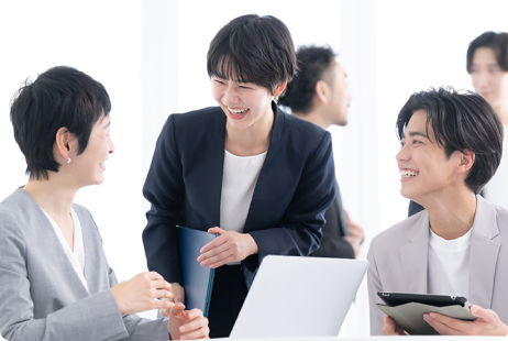 笑顔で会話するビジネスパーソンたち